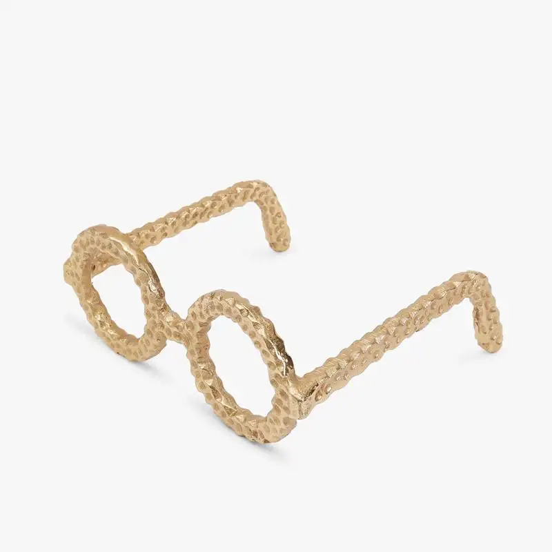 Looking through the round eyeglass sculpture