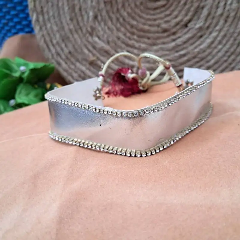 Adjustable size velvet white stone stud kanthi