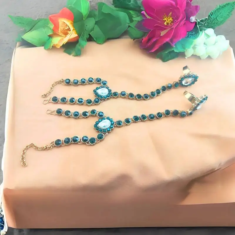 Adjustable size brass green stone stud hath fool