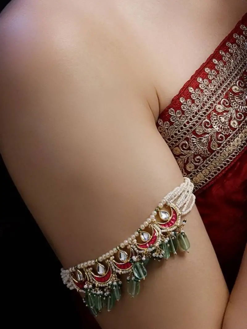 Zamurd ki lakir bajuband