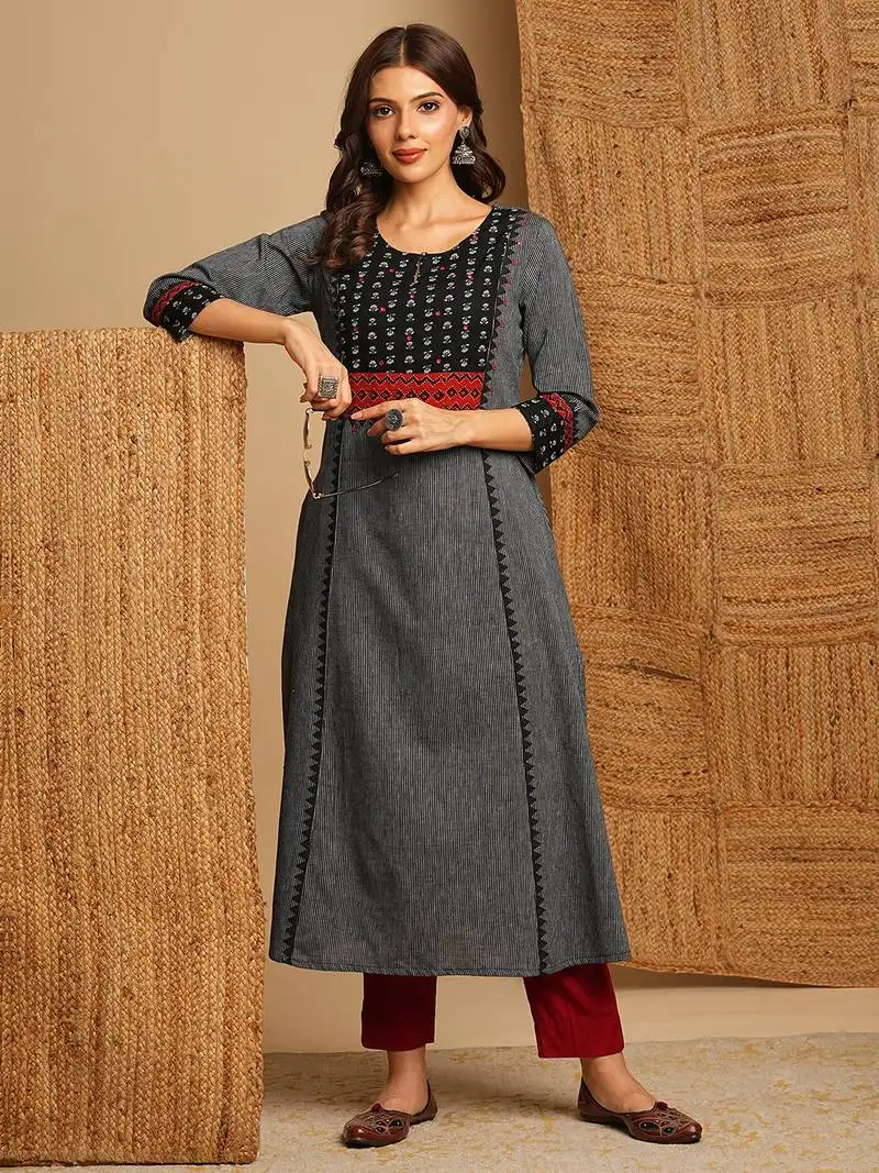 A-line kurta highlighted with the contrast color hand mirrors.