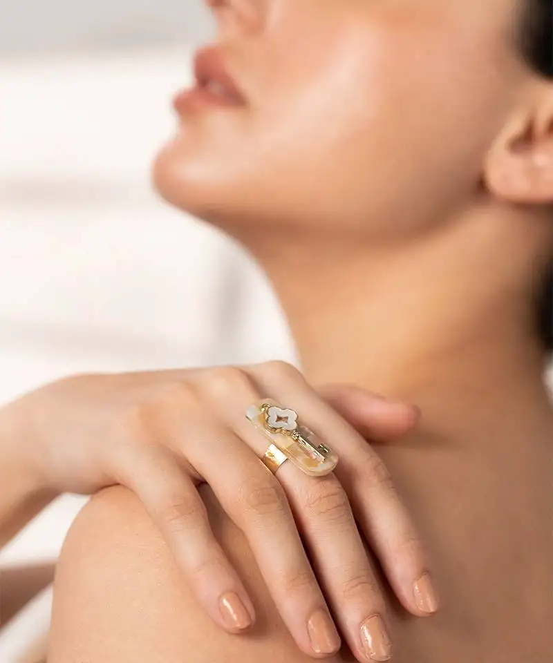 White royal reminiscence finger ring
