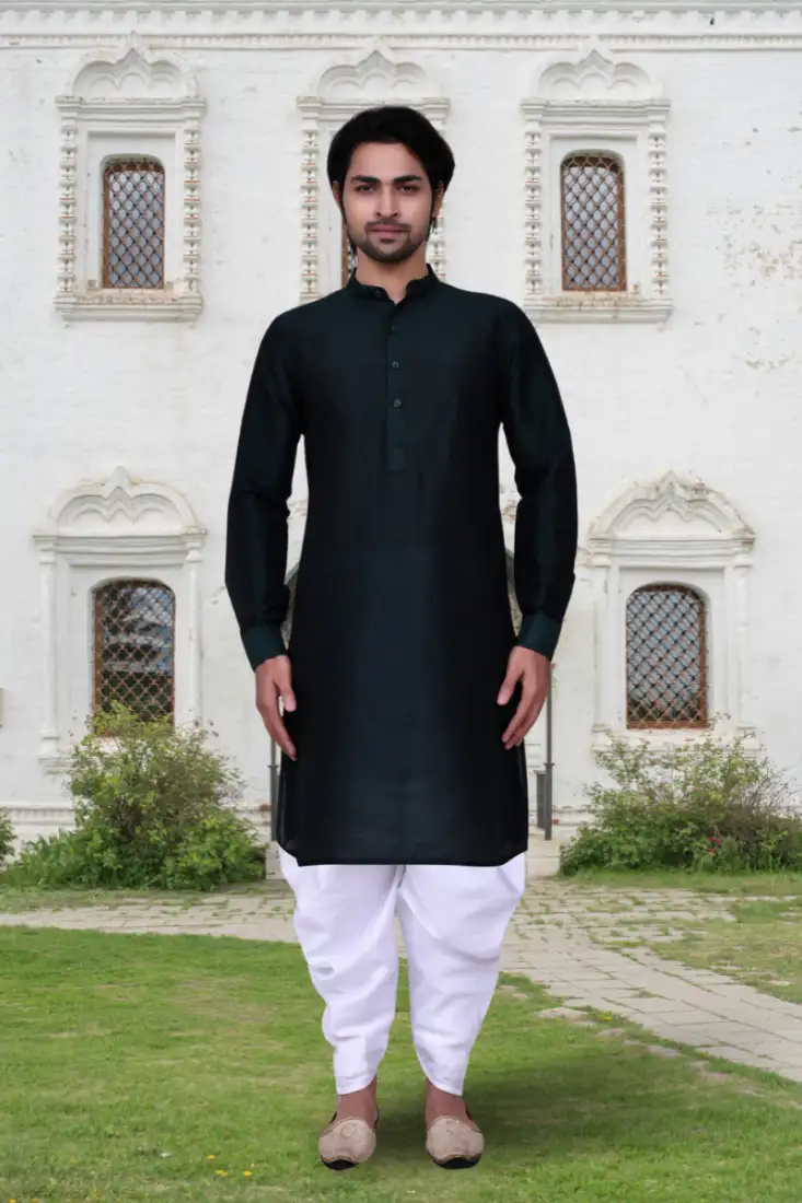 Red embroidered silk blend blend saree with blouse