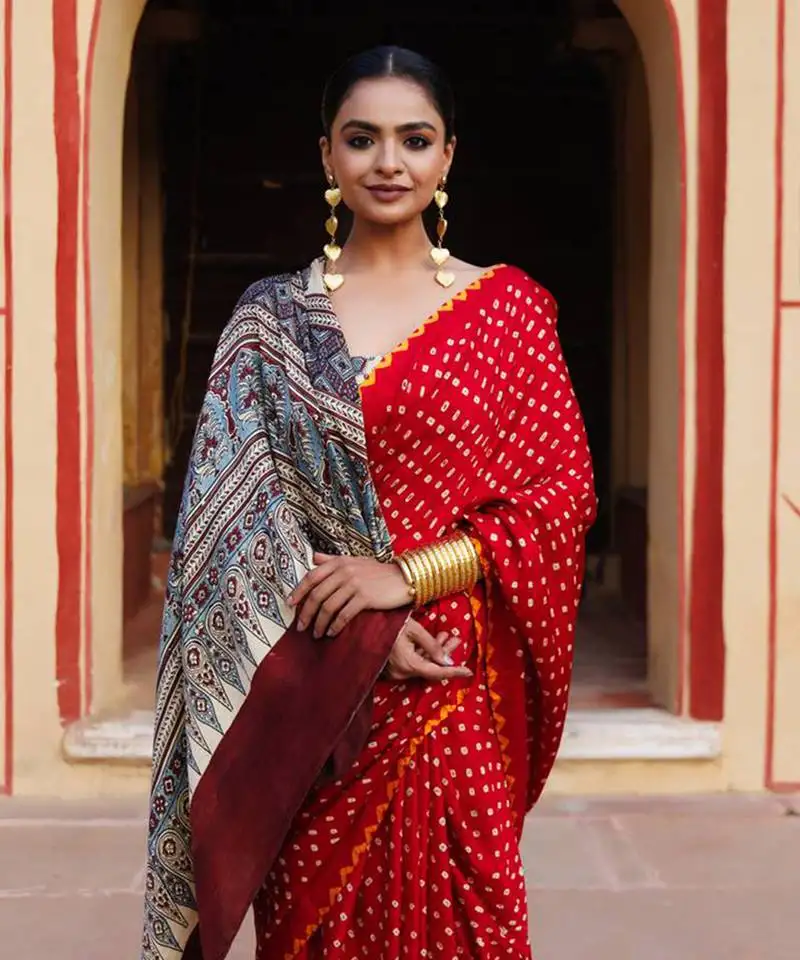 Red pure bandhani silk saree with blouse piece